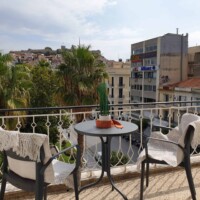 Castle View Superior Καβάλα – μπαλκόνι με τραπέζι πρωινού και θέα στο κάστρο