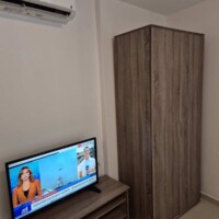 Τηλεόραση, ντουλάπα και κλιματισμός στο Blue Apartment Kavala