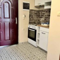 Κουζίνα δίπλα στην είσοδο του Luxury Apartment Kavala