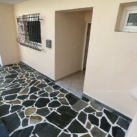 Εξωτερική είσοδος και αυλή του διαμερίσματος