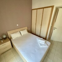 Υπνοδωμάτιο με διπλό κρεβάτι και ντουλάπα
