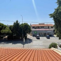 Θέα από το κατάλυμα προς τη γύρω περιοχή και τη θάλασσα