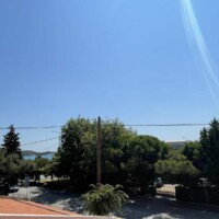 Πανοραμική θέα προς τη θάλασσα και τη γειτονιά