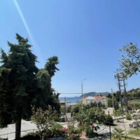 Θέα προς τη θάλασσα και την περιοχή γύρω από το κατάλυμα