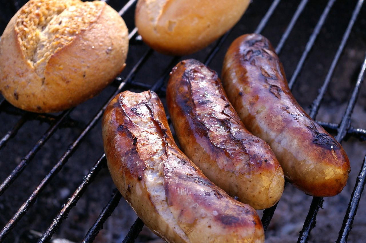Bratwurst und Getränke für den guten Zweck