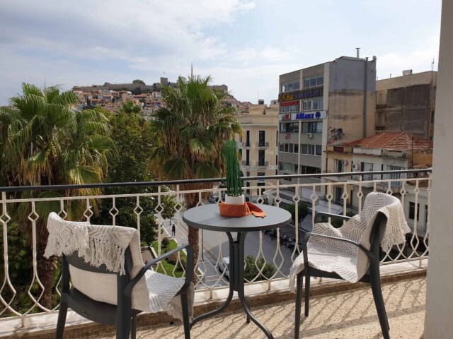 Castle View Superior Καβάλα – μπαλκόνι με τραπέζι πρωινού και θέα στο κάστρο