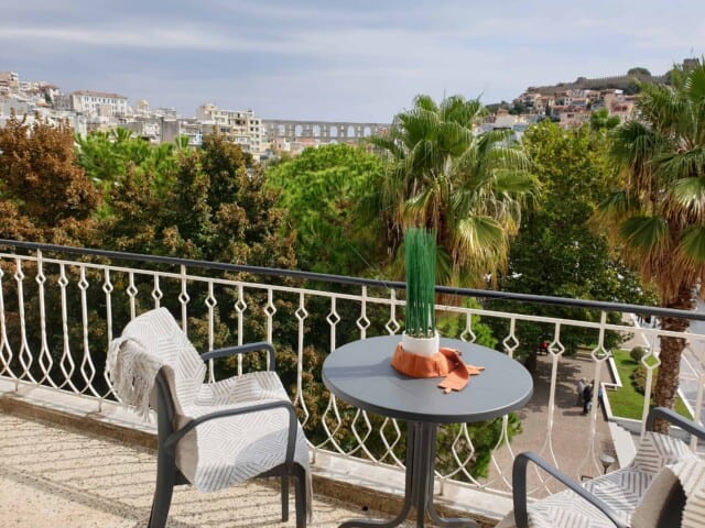 Castle View Superior Καβάλα – μπαλκόνι με καθιστικό και θέα στην παλιά πόλη