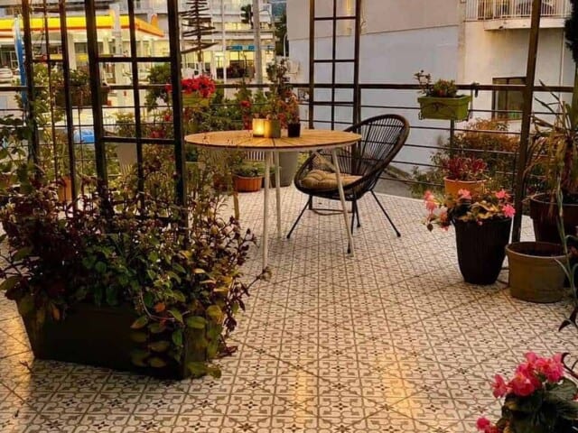 Βεράντα με φυτά και ζεστό φωτισμό στο Luxury Apartment Kavala