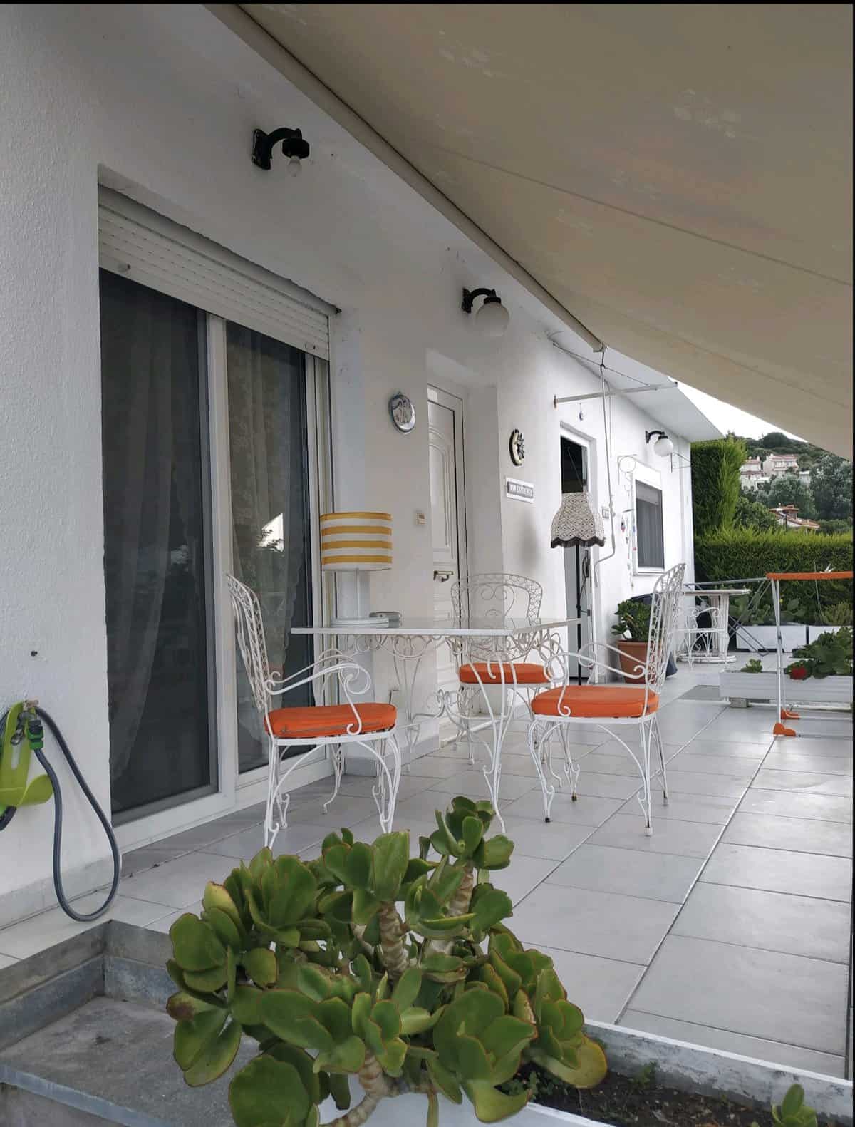 Διαμέρισμα 75 τ.μ. – Νέα Ηρακλίτσα Καβάλας 3 Alexandros Apartments Νέα Ηρακλίτσα – βεράντα με καθιστικό