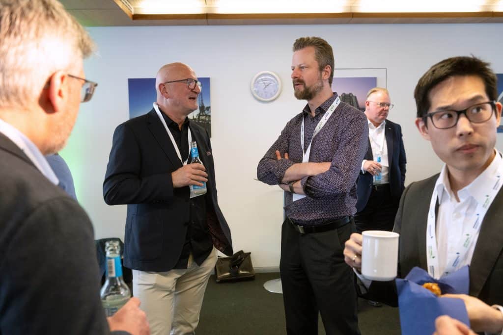 Geschäftsleute im Gespräch bei einem Networking-Event.