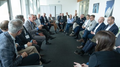 Geschäftsleute in einer Diskussionsrunde bei Standpunkte.