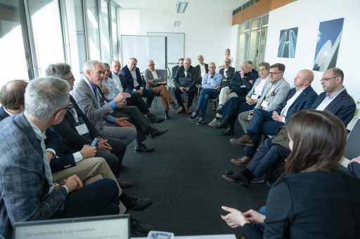Geschäftsleute in einer Diskussionsrunde bei Standpunkte.