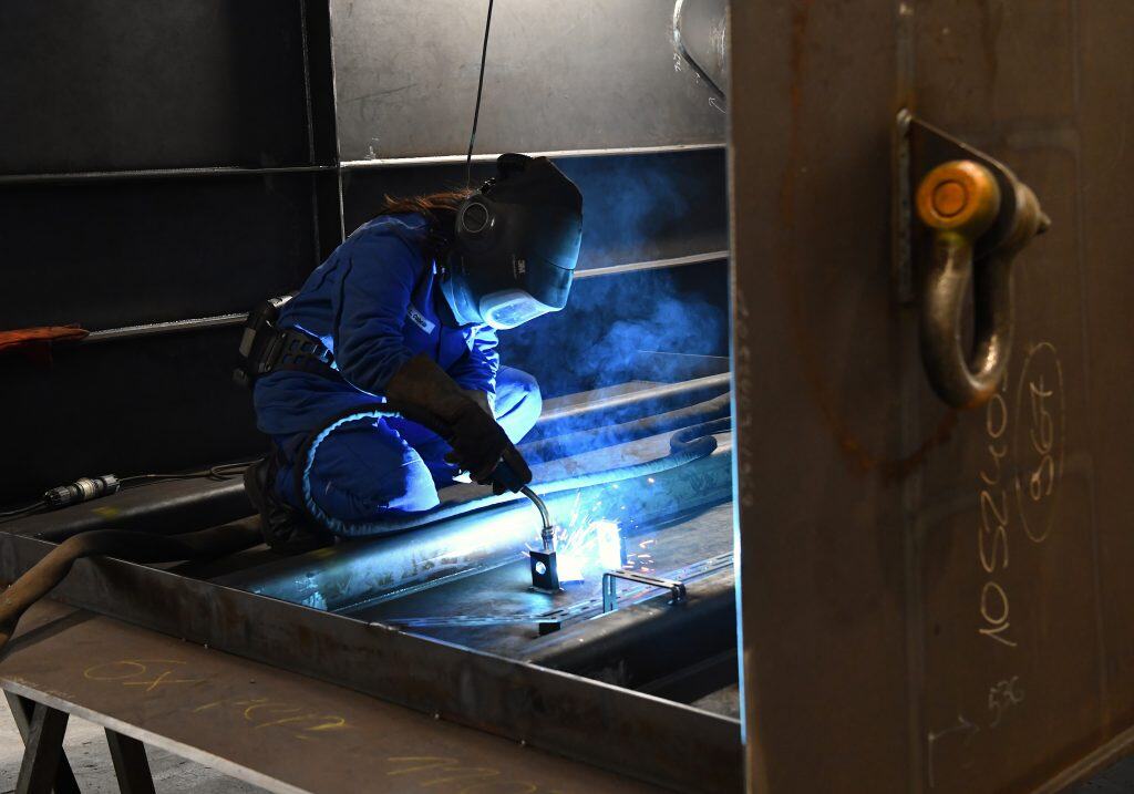 Schweißer bei Arbeit in einer metallverarbeitenden Werkstatt.