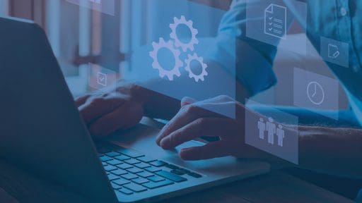 Mitarbeiter arbeitet an Laptop für Prozessoptimierung im Verband.