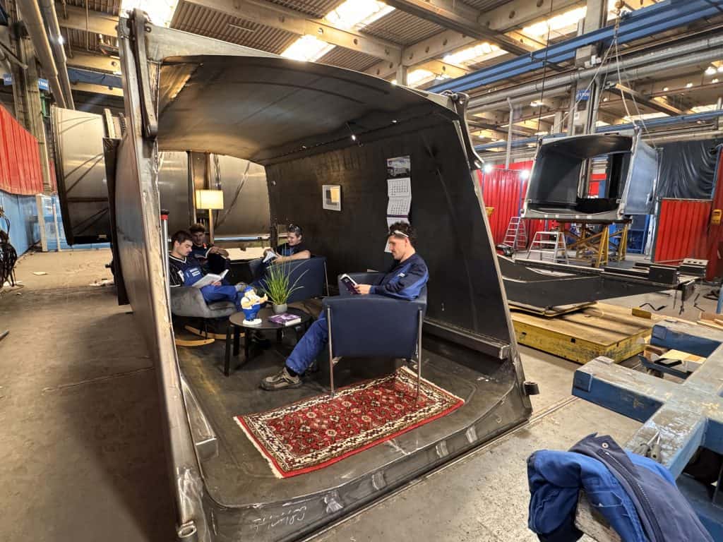 Auszubildende in moderner Industrieumgebung bei der Arbeit.