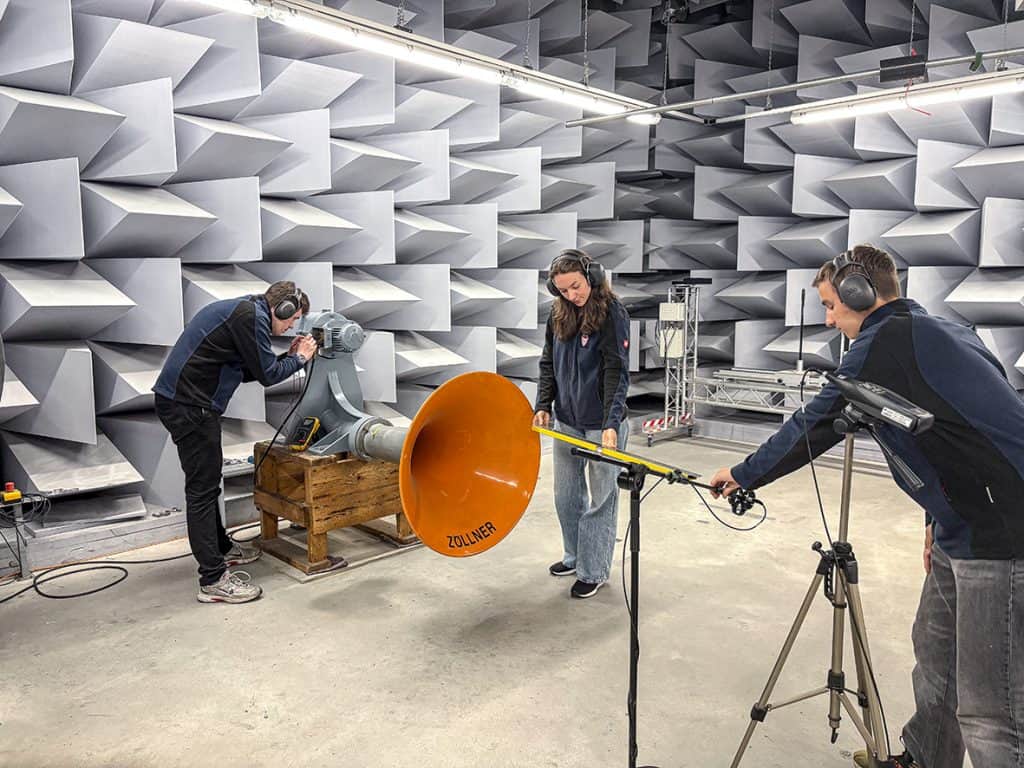 Auszubildende im Tonstudio bei der Aufnahme eines Sounds.