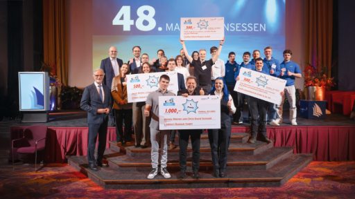 Gruppenfoto bei Preisverleihung für Ausbildungserfolg in einem Theater.
