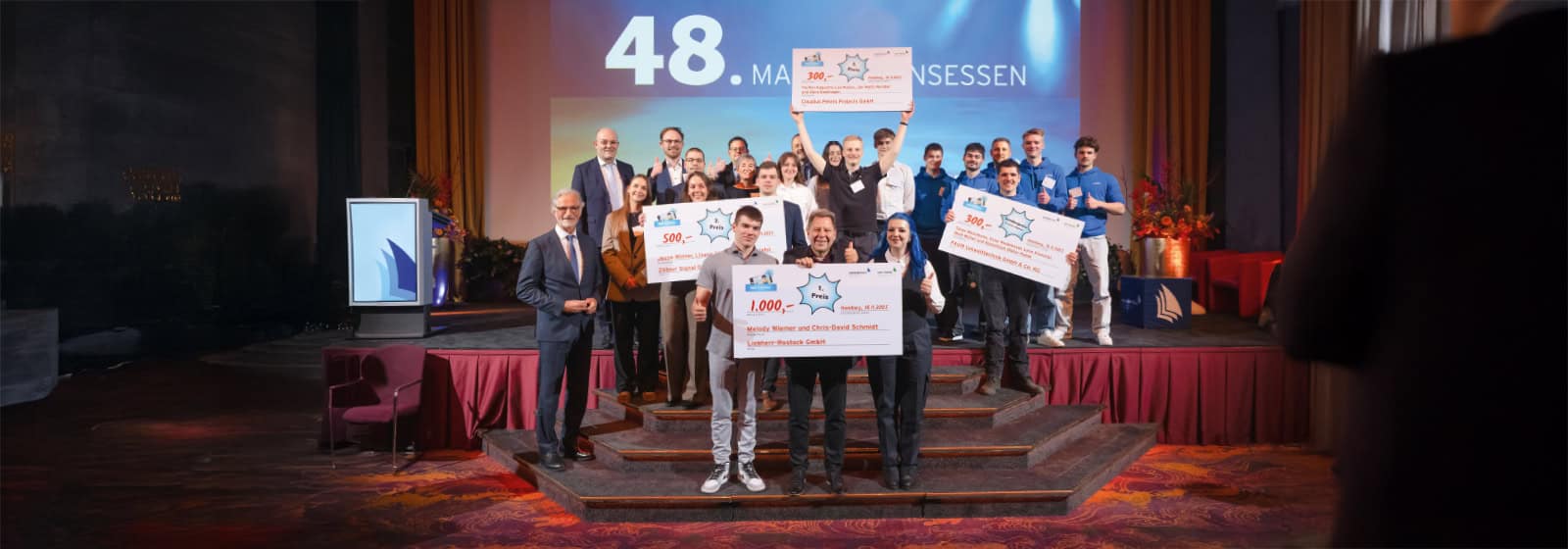Gruppenfoto bei Preisverleihung für Ausbildungserfolg in einem Theater.