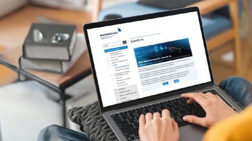 Person nutzt ERA-Bewertungshilfe auf Laptop für Bewertungen.