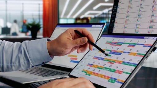 Mitarbeiterplanung auf digitalen Plattformen für effiziente Einsatzplanung.