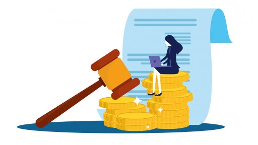 Gavel, Münzen und Laptop symbolisieren Recht und Finanzen.