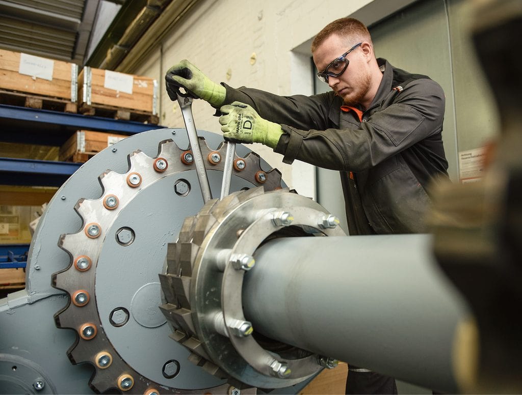 Ingenieur bei der Wartung einer großen Industrieanlage in Hamburg.