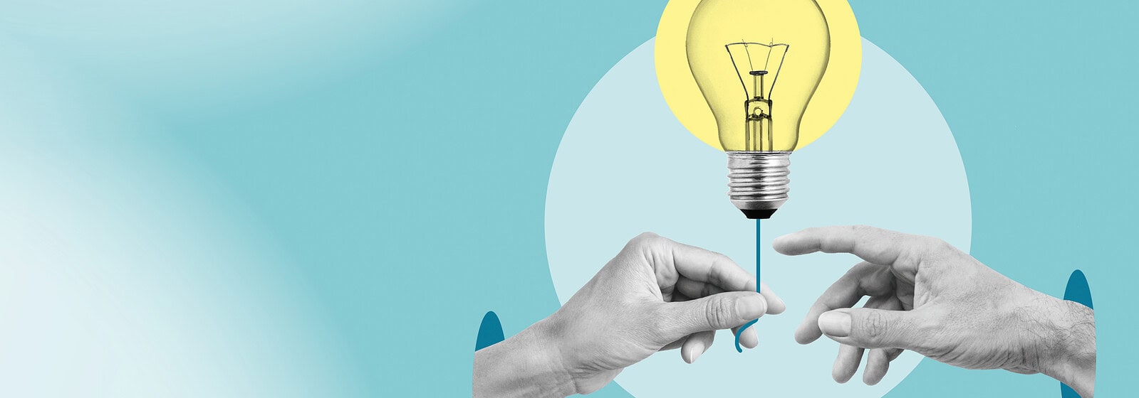 Zwei Hände tauschen eine Glühbirne aus, Symbol für neue Ideen und Innovationen.
