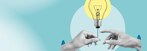 Zwei Hände tauschen eine Glühbirne aus, Symbol für neue Ideen und Innovationen.