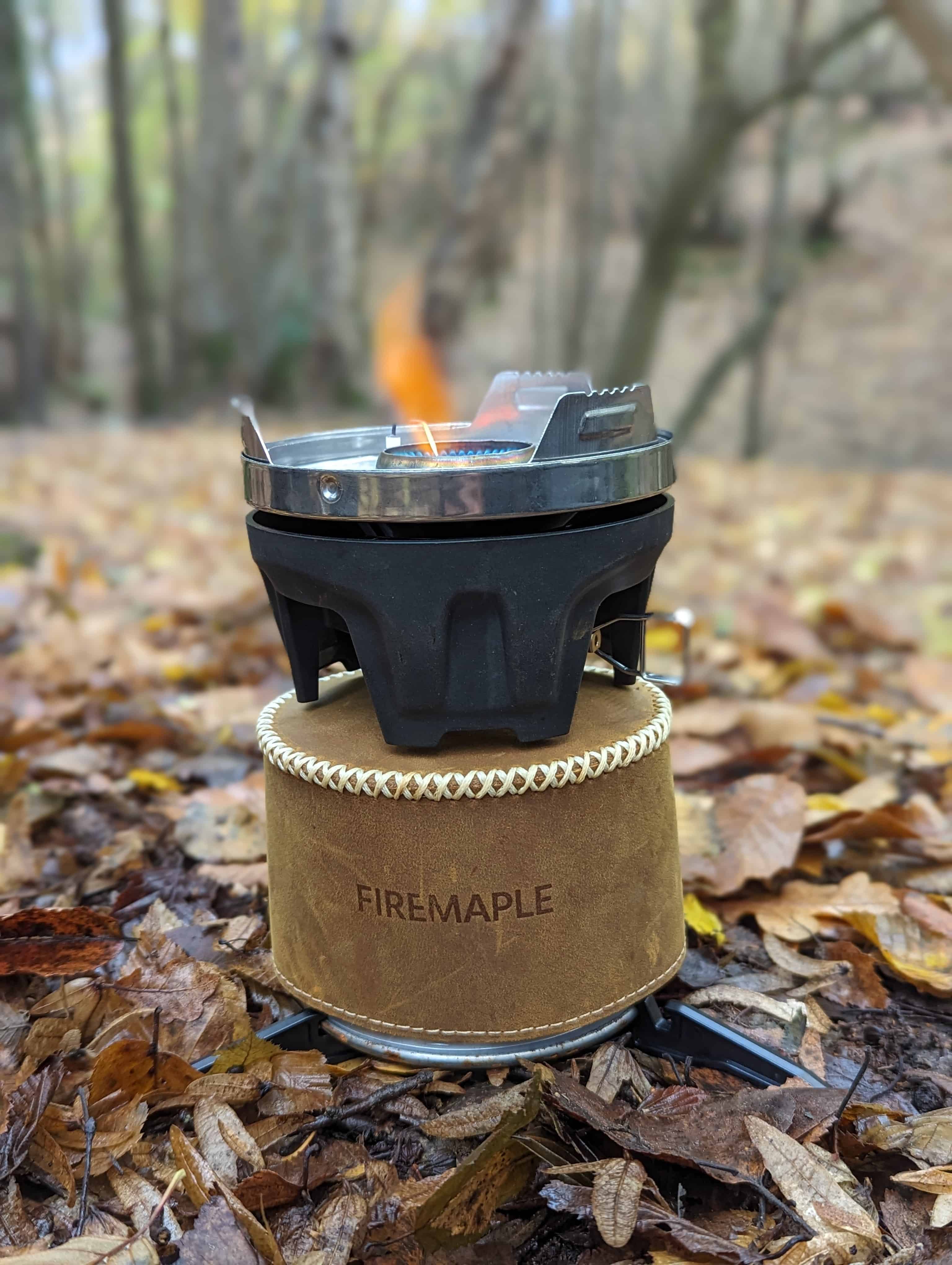 Lit stove with pot stand