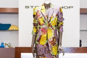 Bermuda floral em tom amarelo e roxo com blazer elegante para mulheres modernas e sofisticadas.