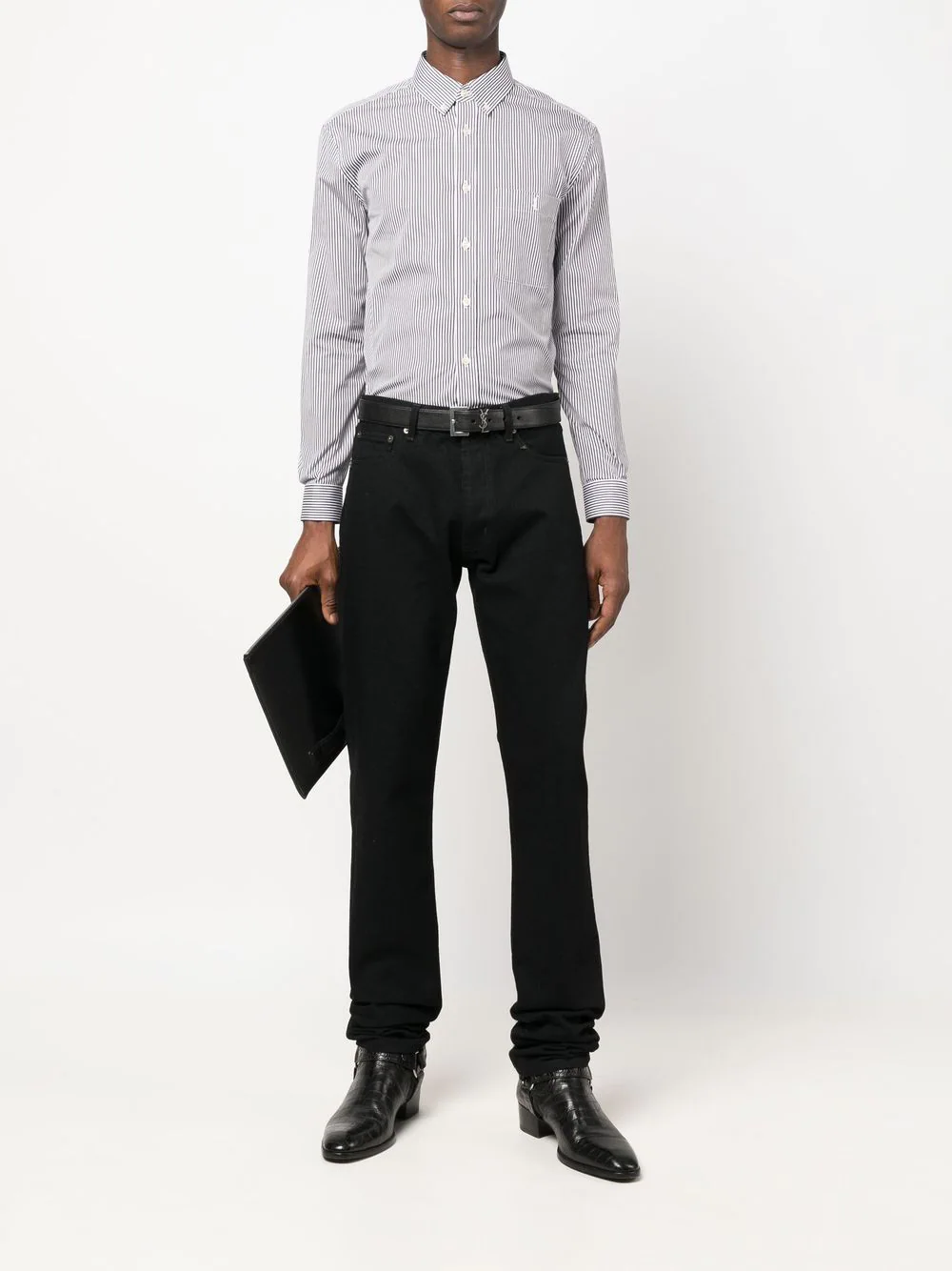 1. Homem com camisa social, calças pretas e botas de couro, estilo sofisticado e moderno.