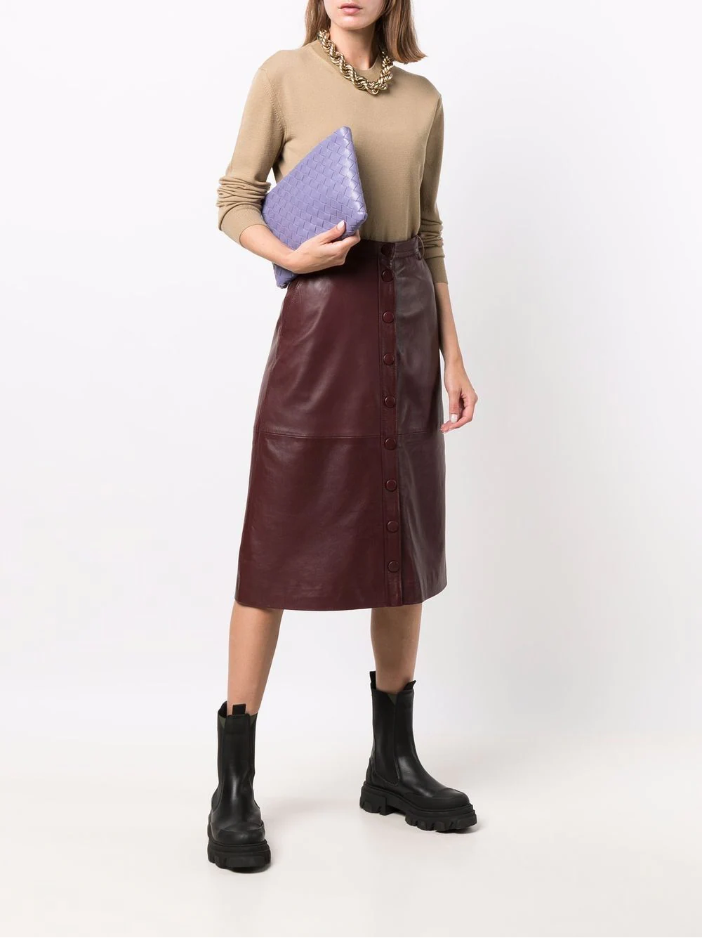 1. Botas de couro pretas com sola chunky para mulher, estilo moderno e confortável.
