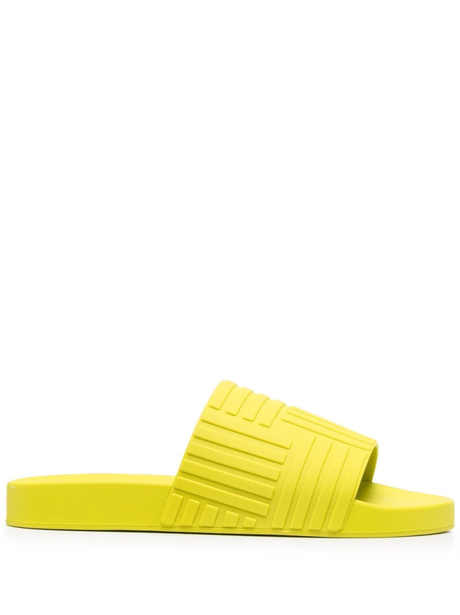 Sandálias amarelas de inspiração moderna, perfeitas para estilo casual e confortável.