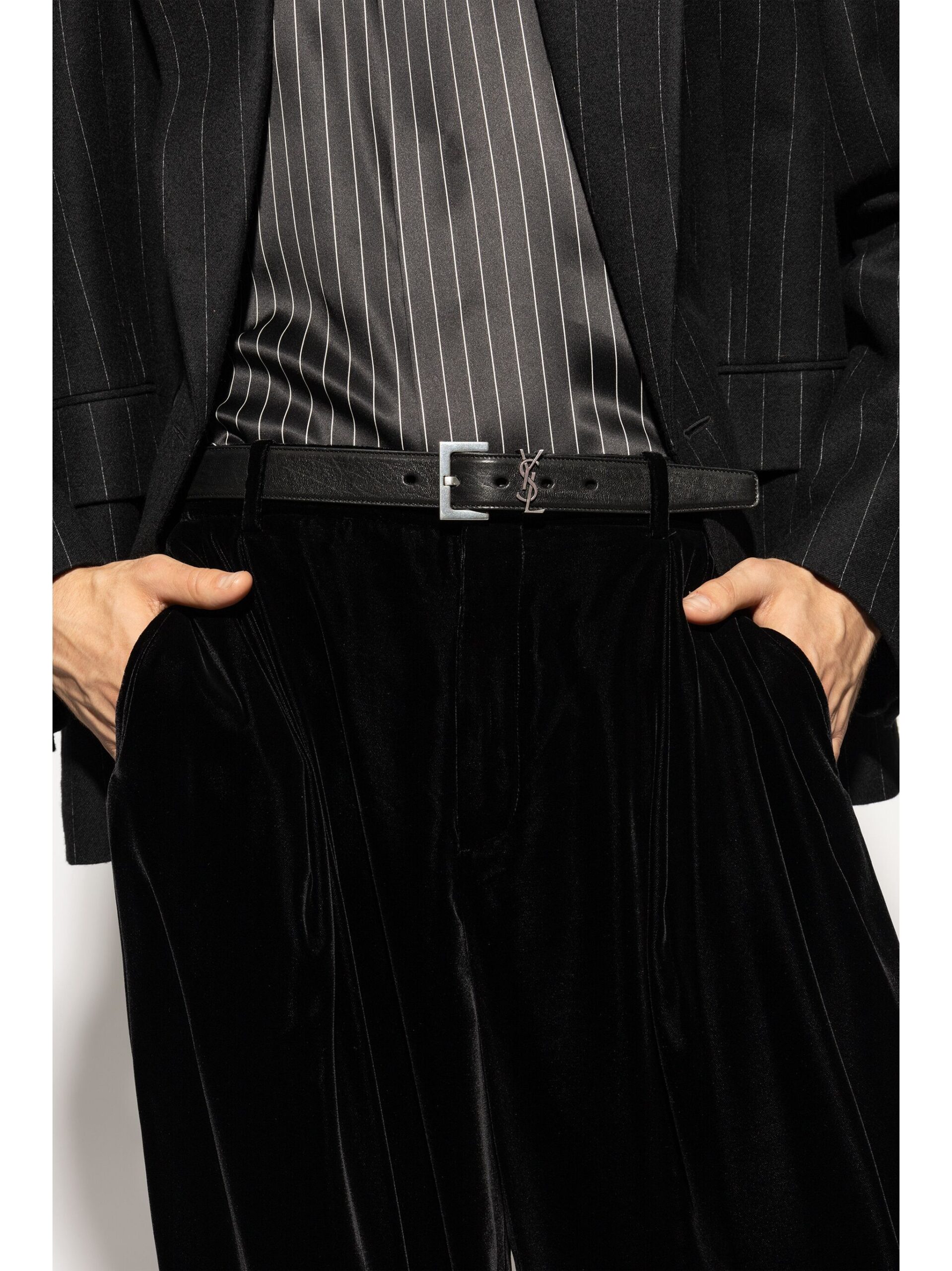 Formal masculino com blazer risca de giz e calças de veludo preta com cinto Yves Saint Laurent.