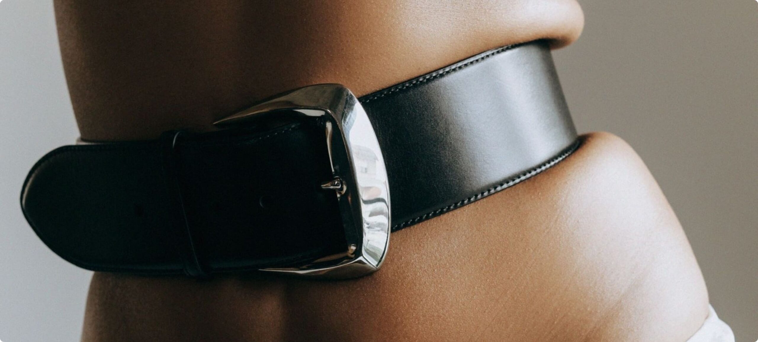 Pulseira de couro preto com fivela metálica sofisticada, ideal para acessórios de moda de luxo.