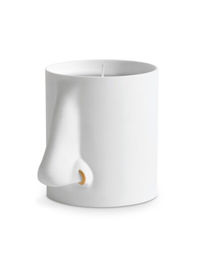 Chávena decorativa com rosto humano e nariz em relevo, design moderno e elegante.