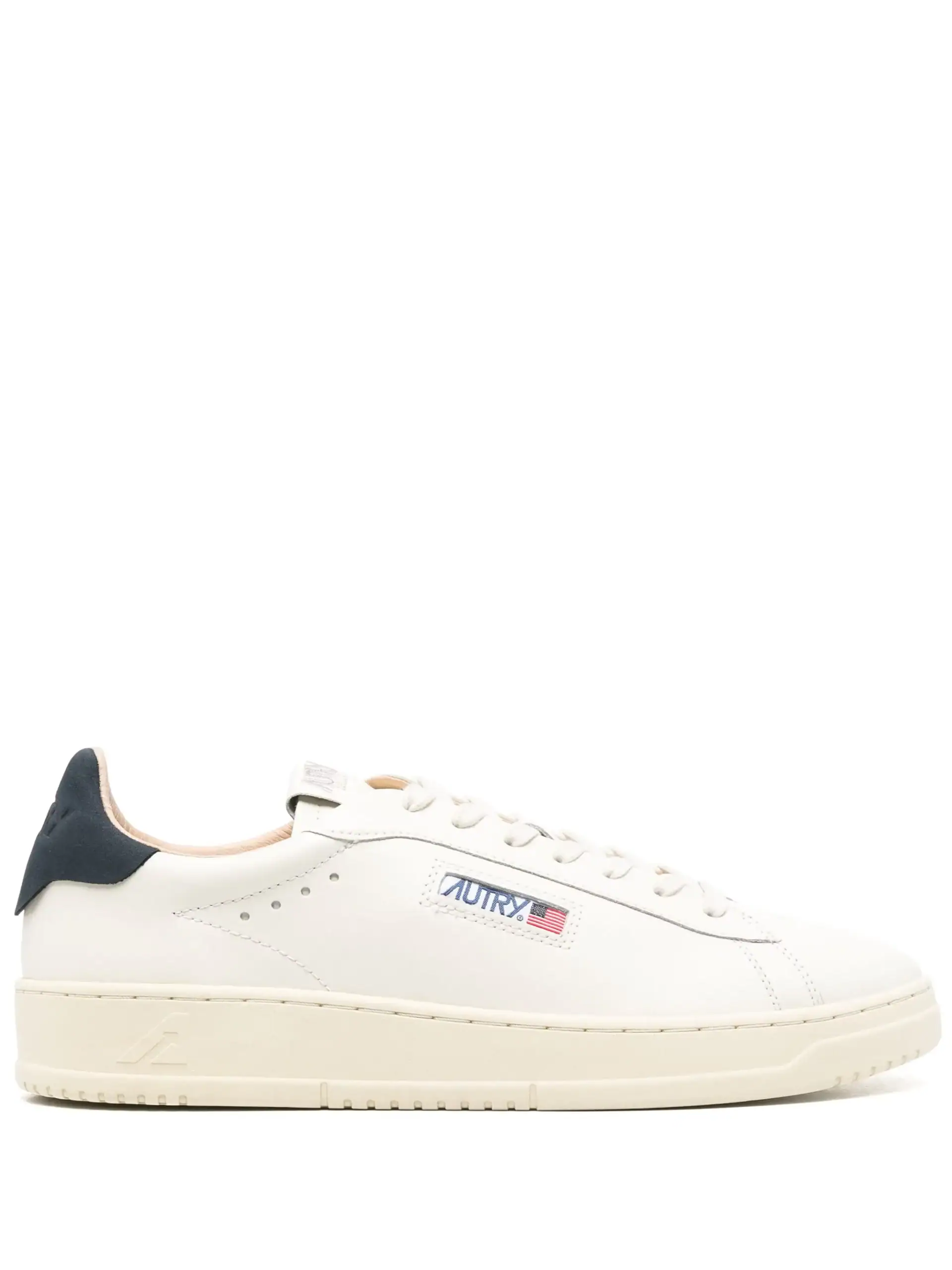 Sapatos casuais de couro branco com detalhe azul e logotipo, estilo moderno e confortável para homens e mulheres.