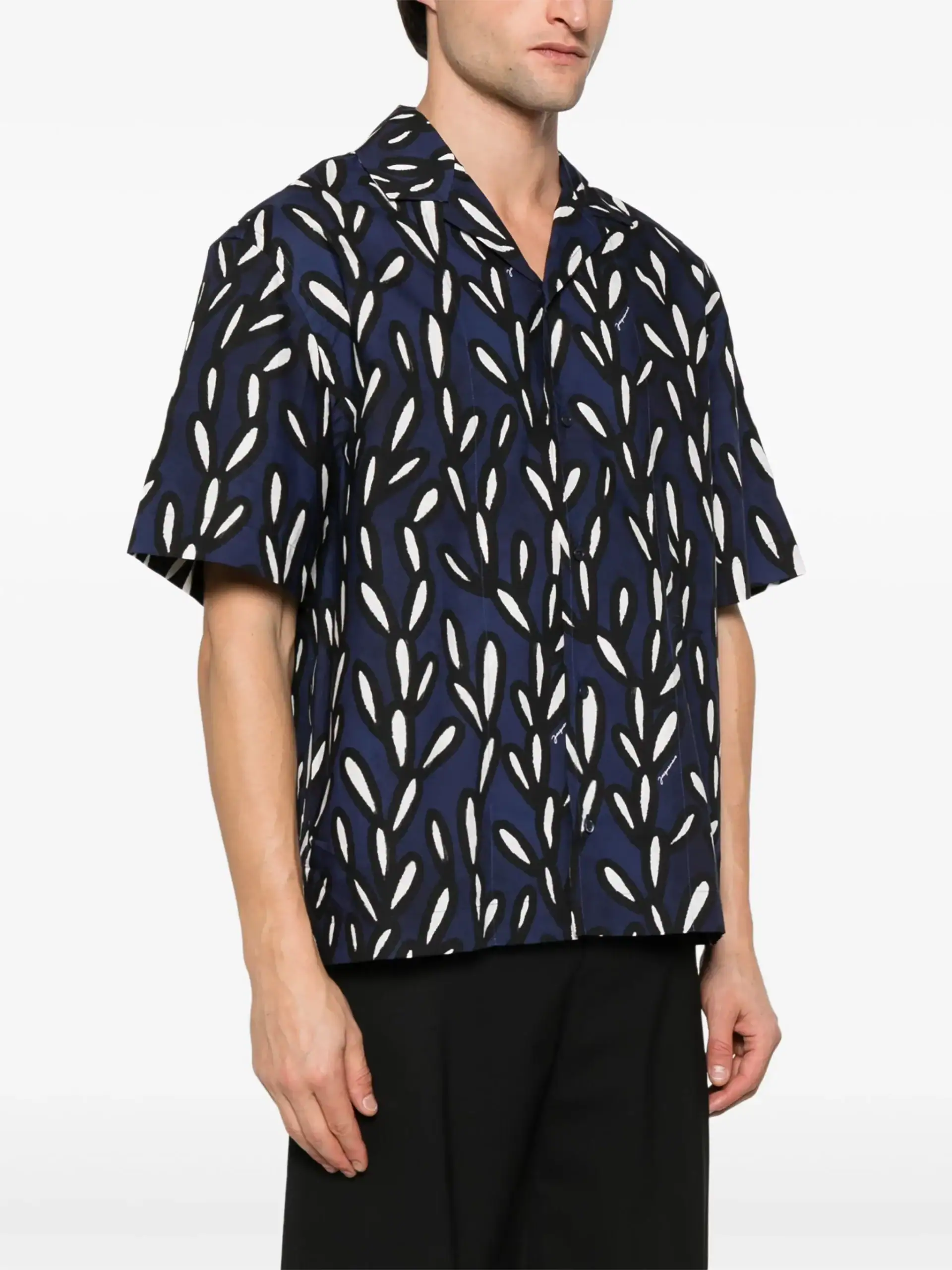 Camisa masculina de bolso com estampa abstrata azul e branca, estilo casual e moderno.