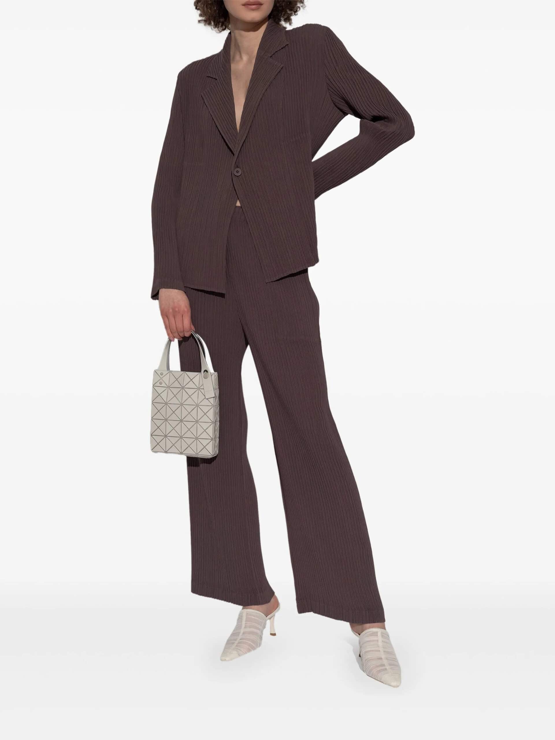 Casaco de blazer liso em tom castanho escuro, elegante e sofisticado.