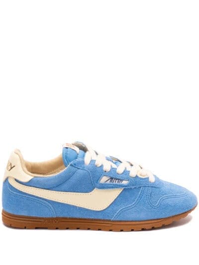 Casual sapatos desportivos em azul e creme, confortável para homens e mulheres.