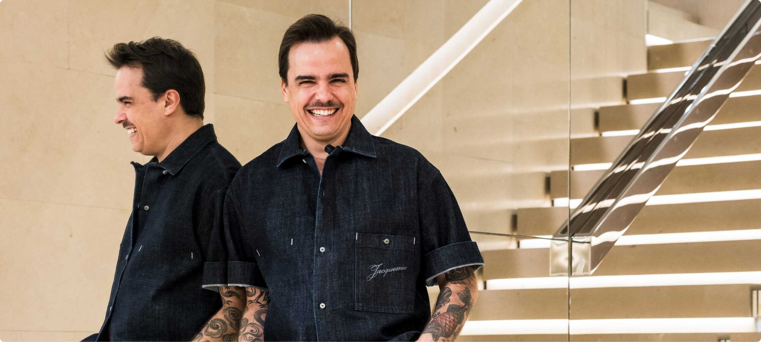 Stivali, roupas de moda masculina e feminina na loja de designer de sapatos.