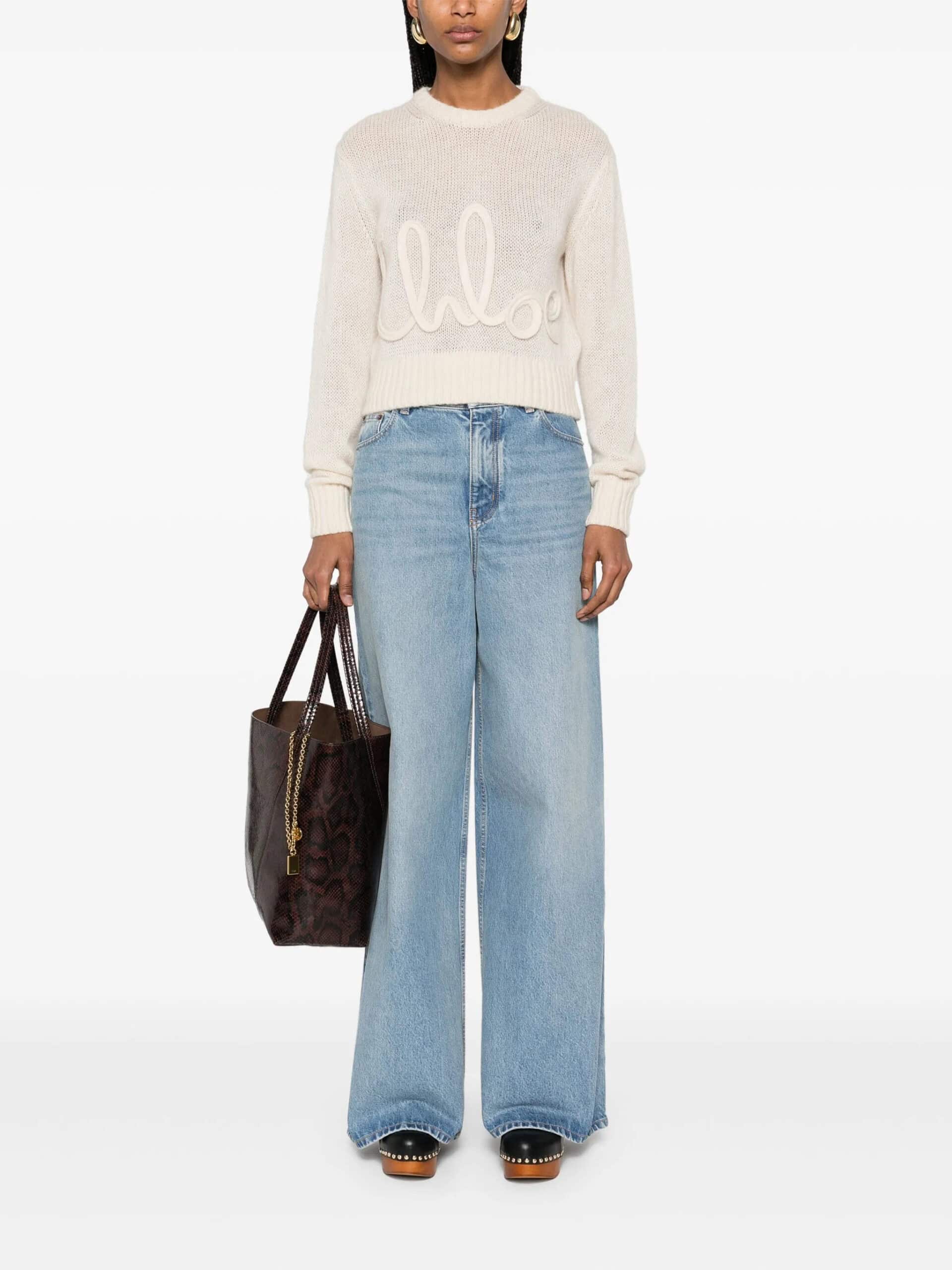 Casaco de malha oversized com lettering "hello" em tom bege.