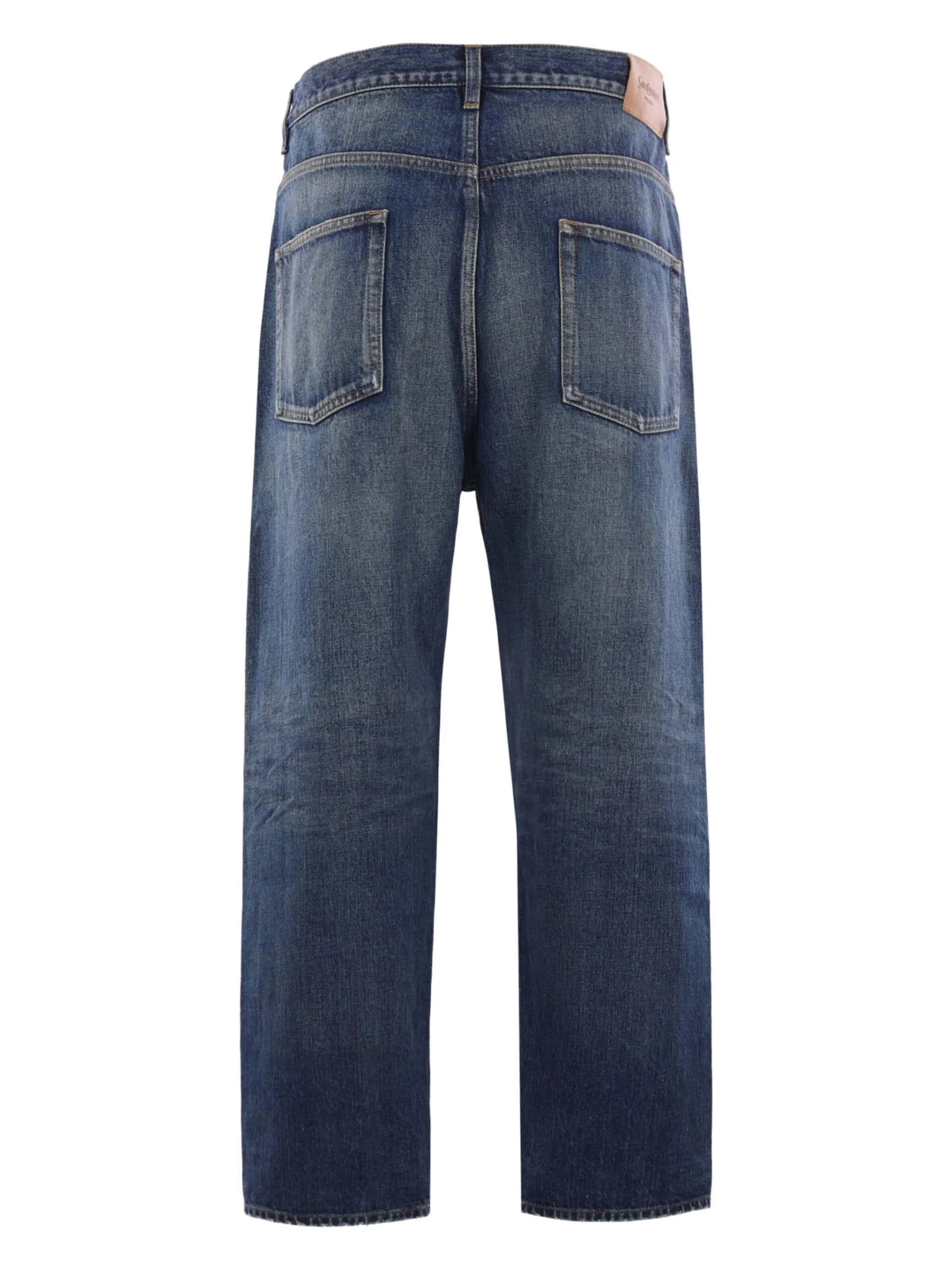 Calças jeans femininas de corte clássico, desgastadas, com bolsos traseiros e detalhes vintage.