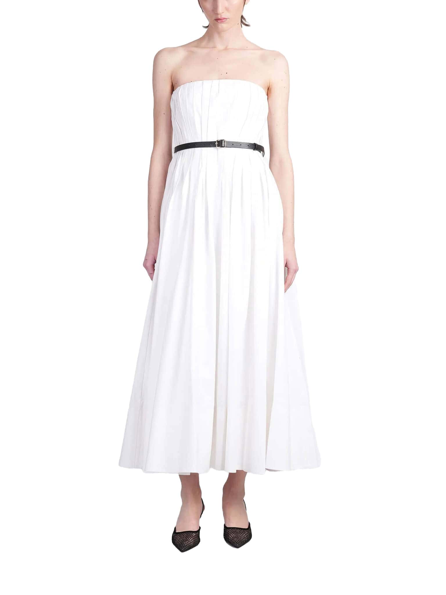 Vestido branco longo com faixa preta, ideal para ocasiões elegantes e fashion.