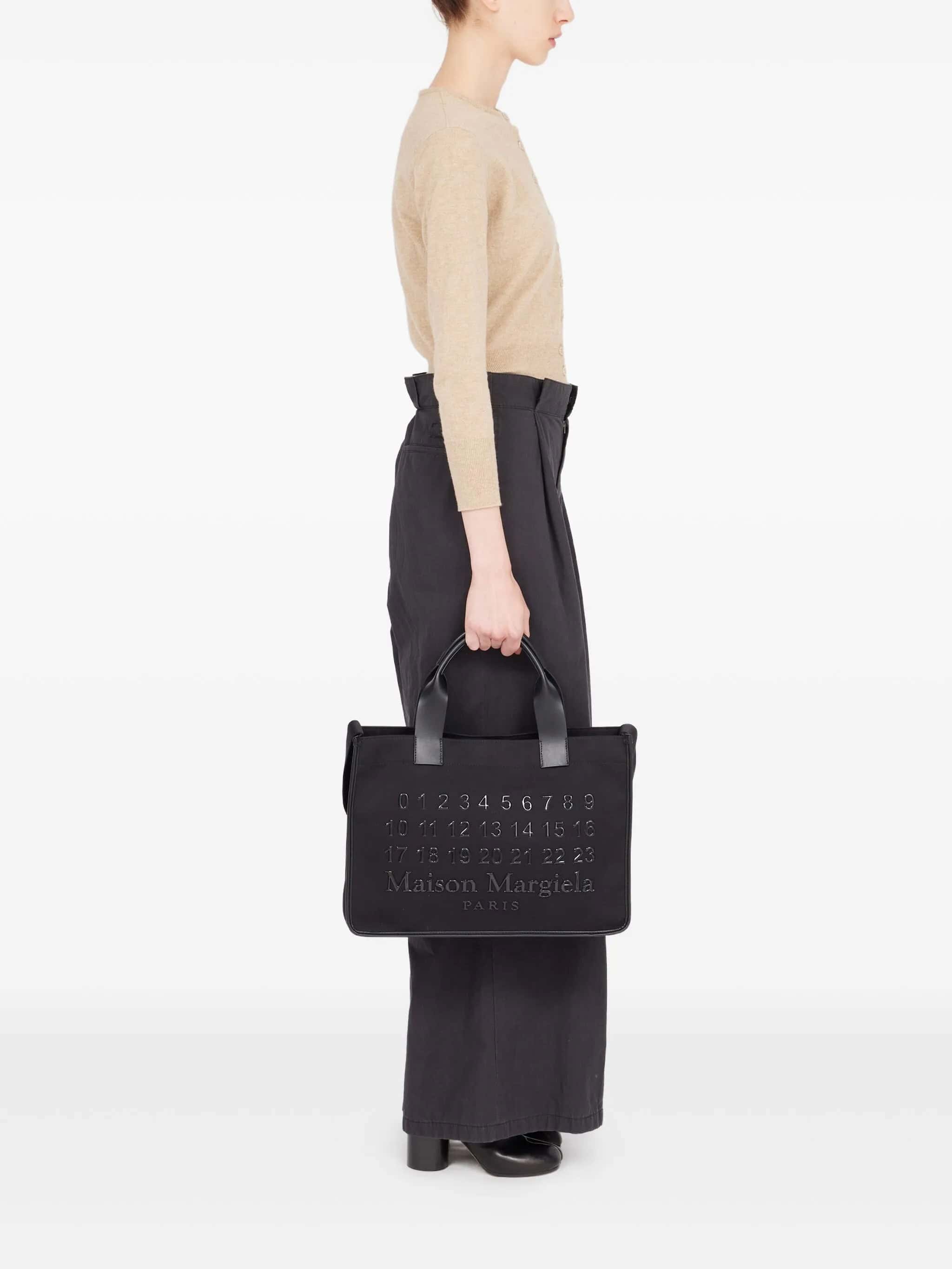 1. Bolsa de mão preta Maison Margiela com detalhes numéricos e logótipo Paris.