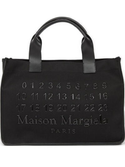 Elegância em malas de luxo Maison Margiela Paris com design icónico e detalhes sofisticados.