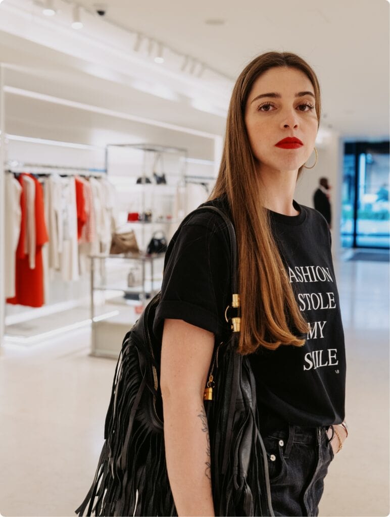 Cadeira de montar com salto alto e design elegante, ideal para complementar looks modernos e sofisticados.