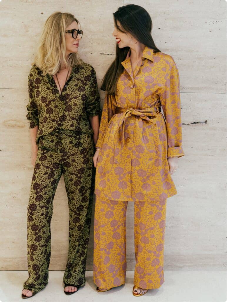 Roupas femininas e masculinas com estampados florais e design elegante em loja de moda de luxo.