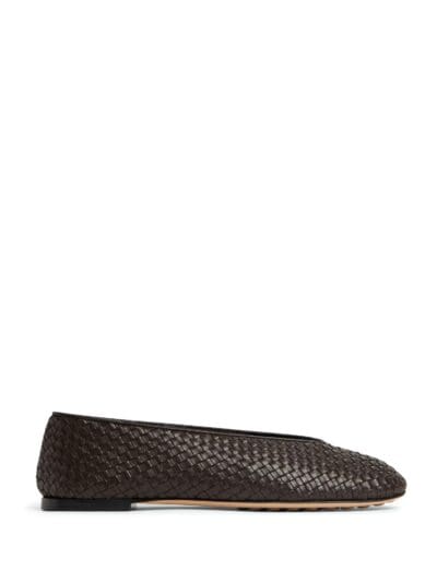 Sapatos rasos de couro com textura trançada para mulheres e homens - Estilo e conforto na moda designer.