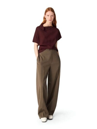 Casaco feminino de designer em malha vinho escuro e calças largas de alfaiataria cáqui.